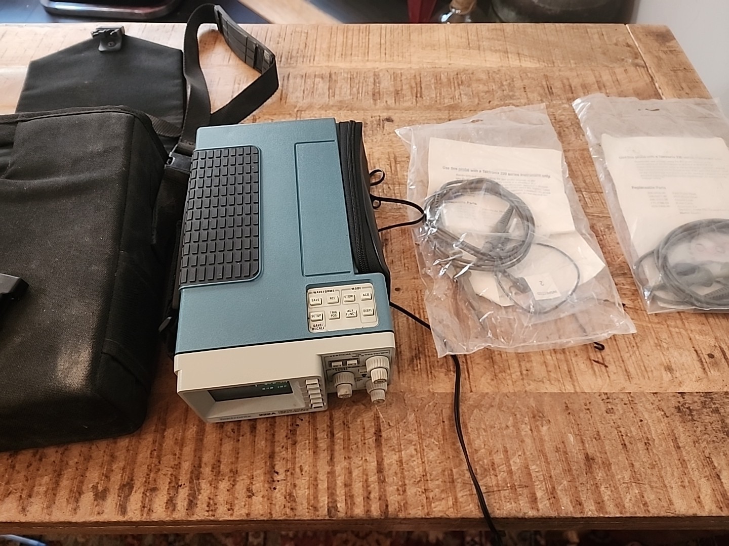 Tektronix Digital Oscilloscope 222A 12V Power Supply Carrying Case NEW Probe Set