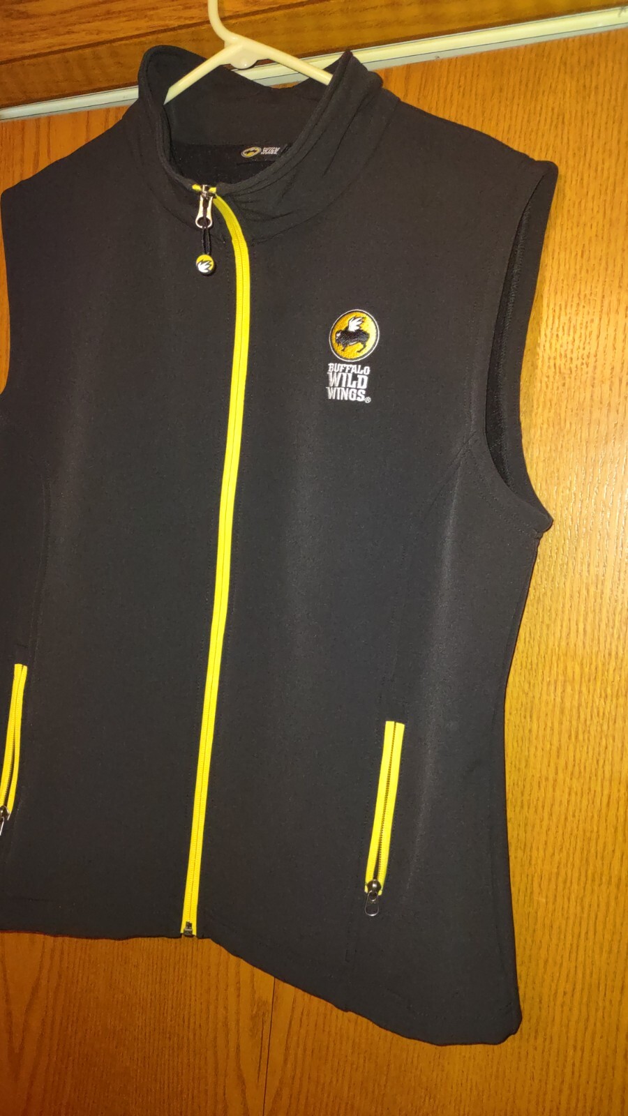 RARE NICE Employee Worn Adult M Buffalo Wild Wings Worker Vest Logo Black 🦬🍗🦬