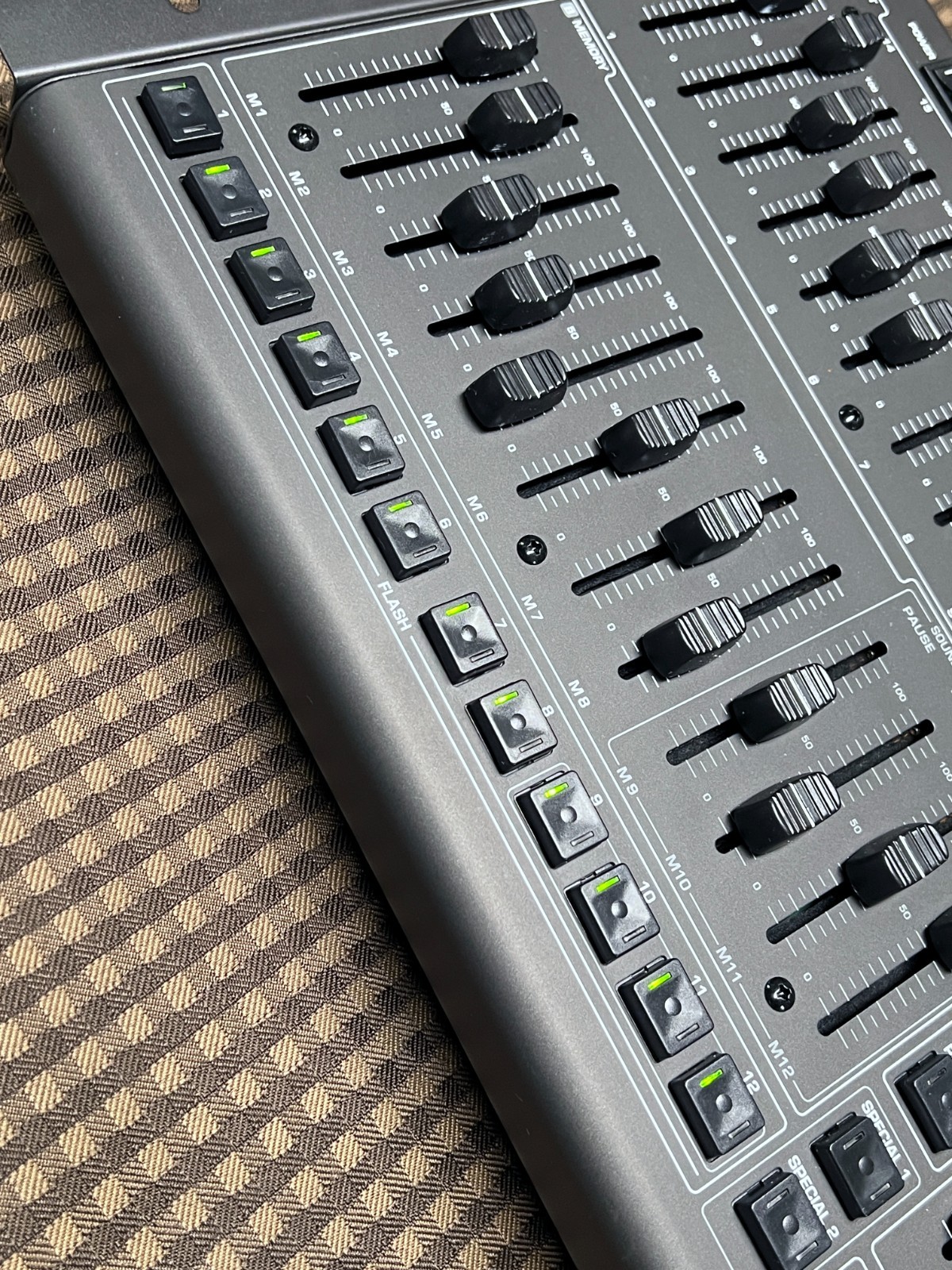 Behringer Eurolight LC2412 Professional 24 Channel DMX Lighting Console + Cables