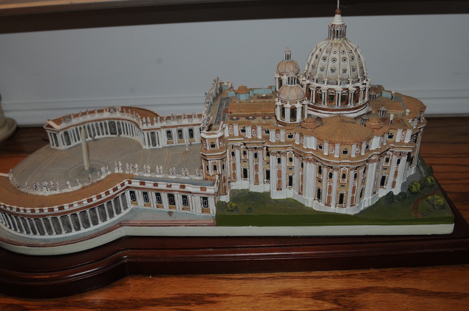 The Vatican St. Peters Basilica Model with Wood Base Religion Christianity *****