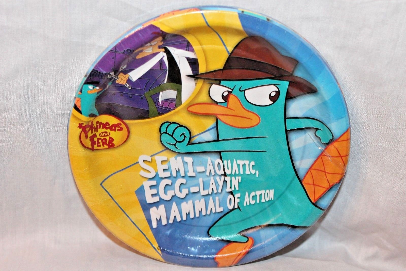 NEW IN PACKAGE PHINEAS AND FERB  8- DESSERT PLATES PARTY SUPPLIES