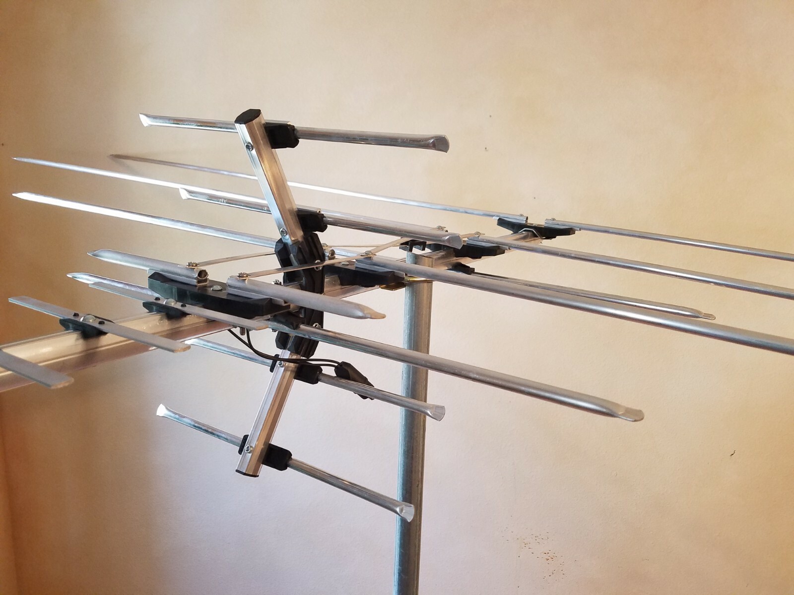 250 Mile Long Range HDTV1080p Outdoes 990 m TV Antenna Digital UHF/VHF FM Radio