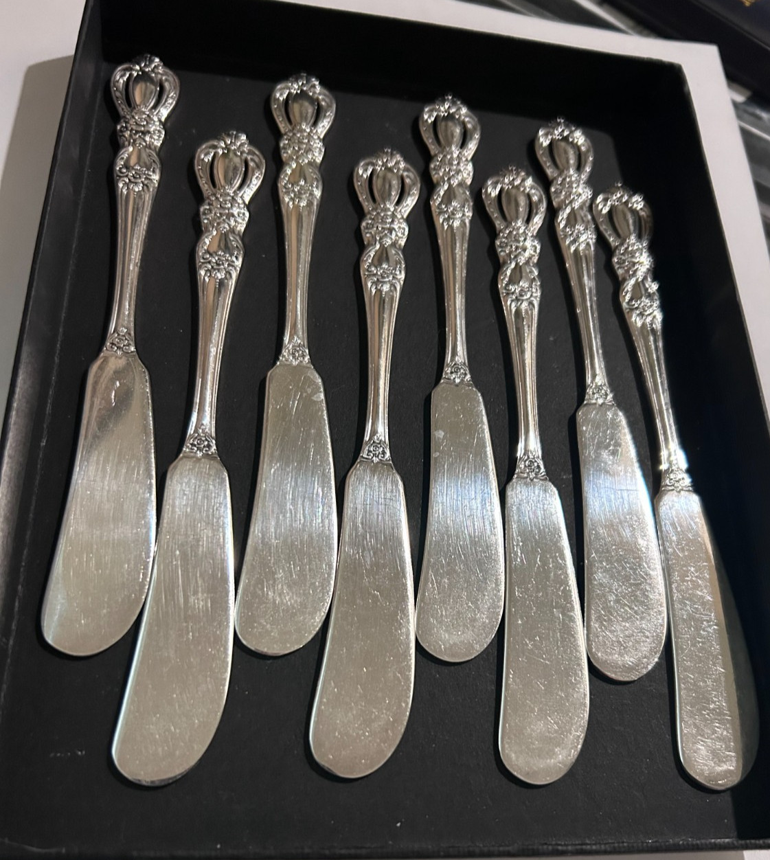 Set of 8 GRAND HERITAGE pattern individual Butter Knives Approx 6" ROGERS BRO