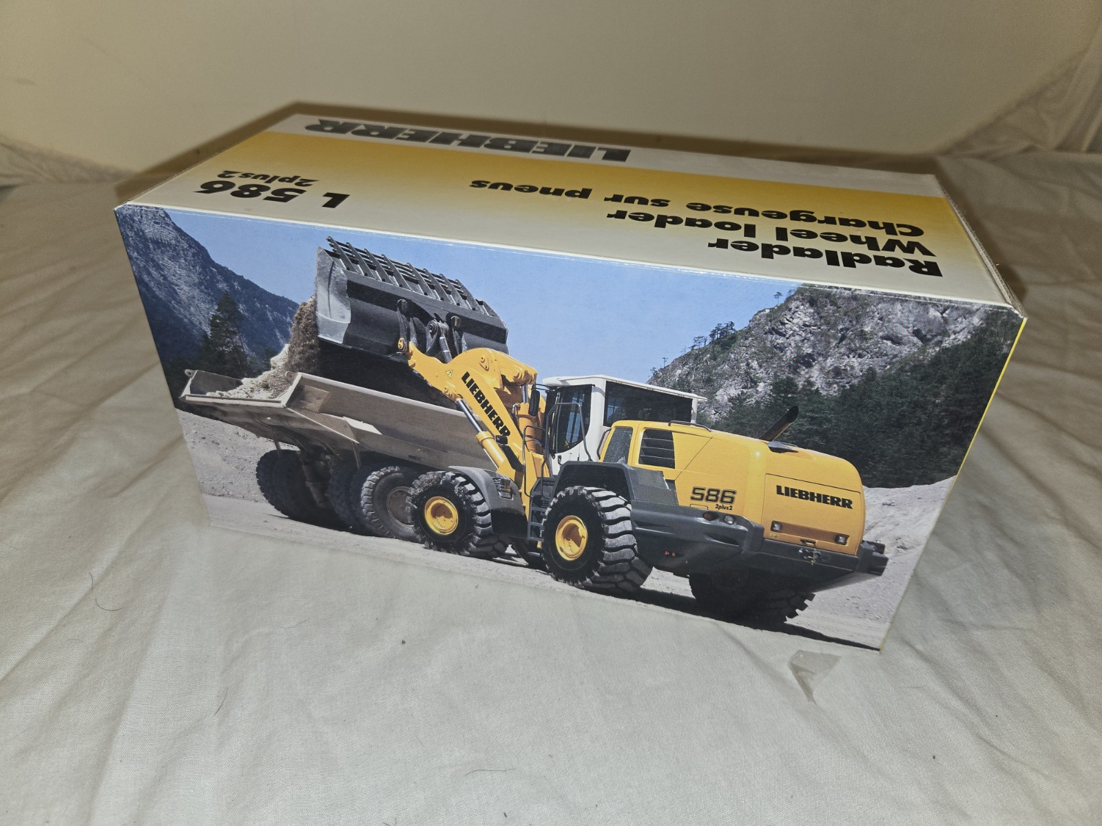 NZG 689/40 Liebherr L586 2plus2 White 1:50 Diecast Wheel Loader w/ Original Box