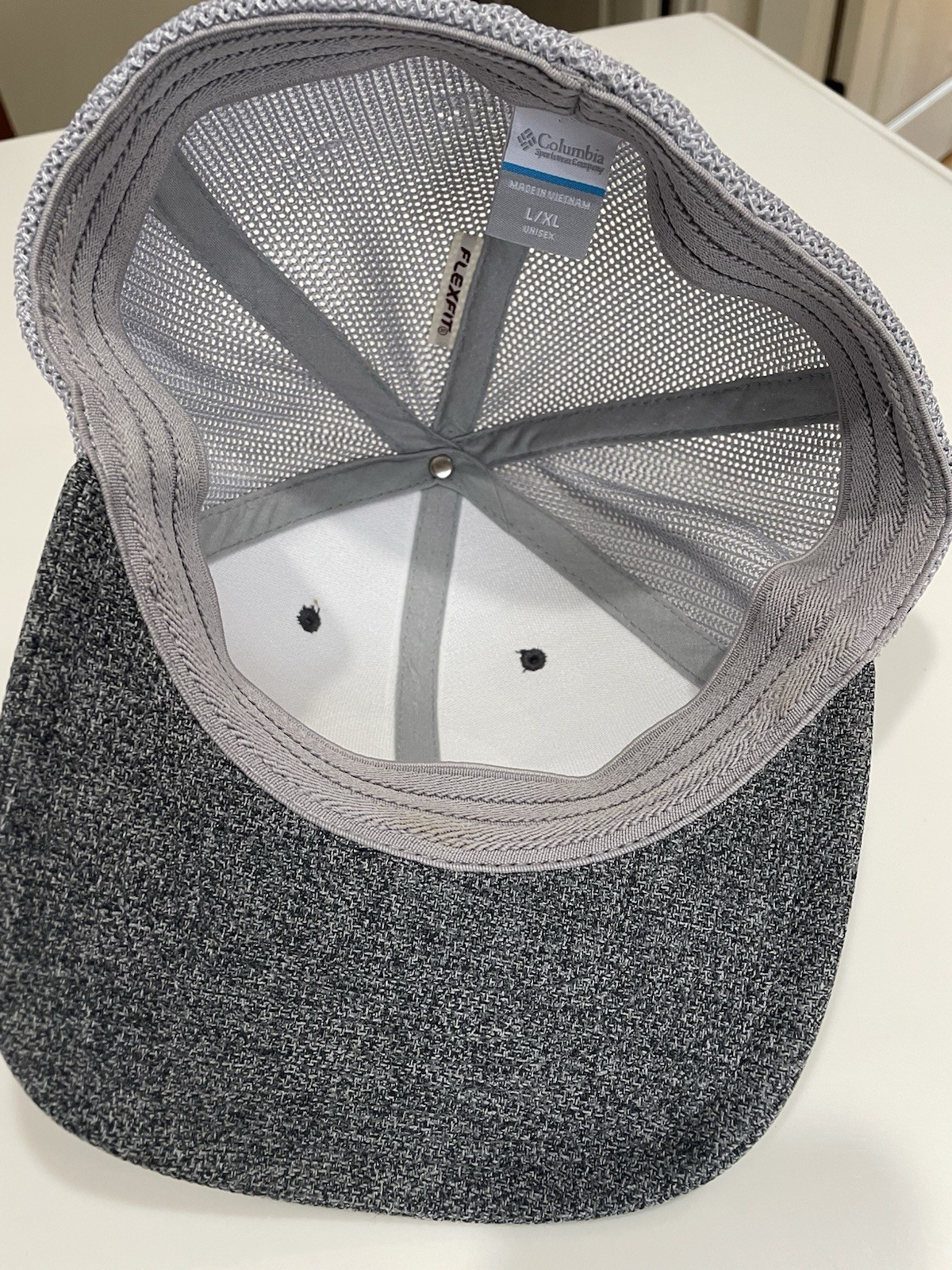 Columbia Flexfit Unisex Mesh Hat. Size L/XL Grey