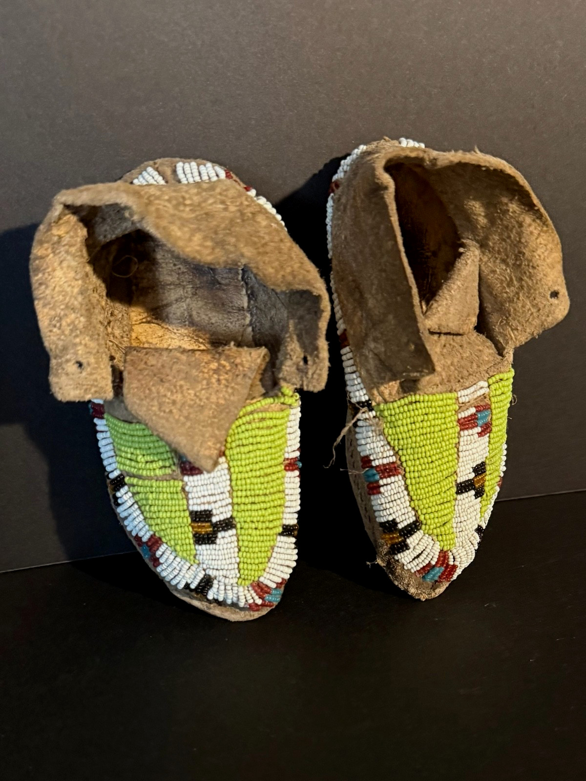 HISTORIC SIOUX PLAINS CHILD’S MOCCASINS,SINEW SEWN BEADED HIDE,C1900,EXCELLENT!