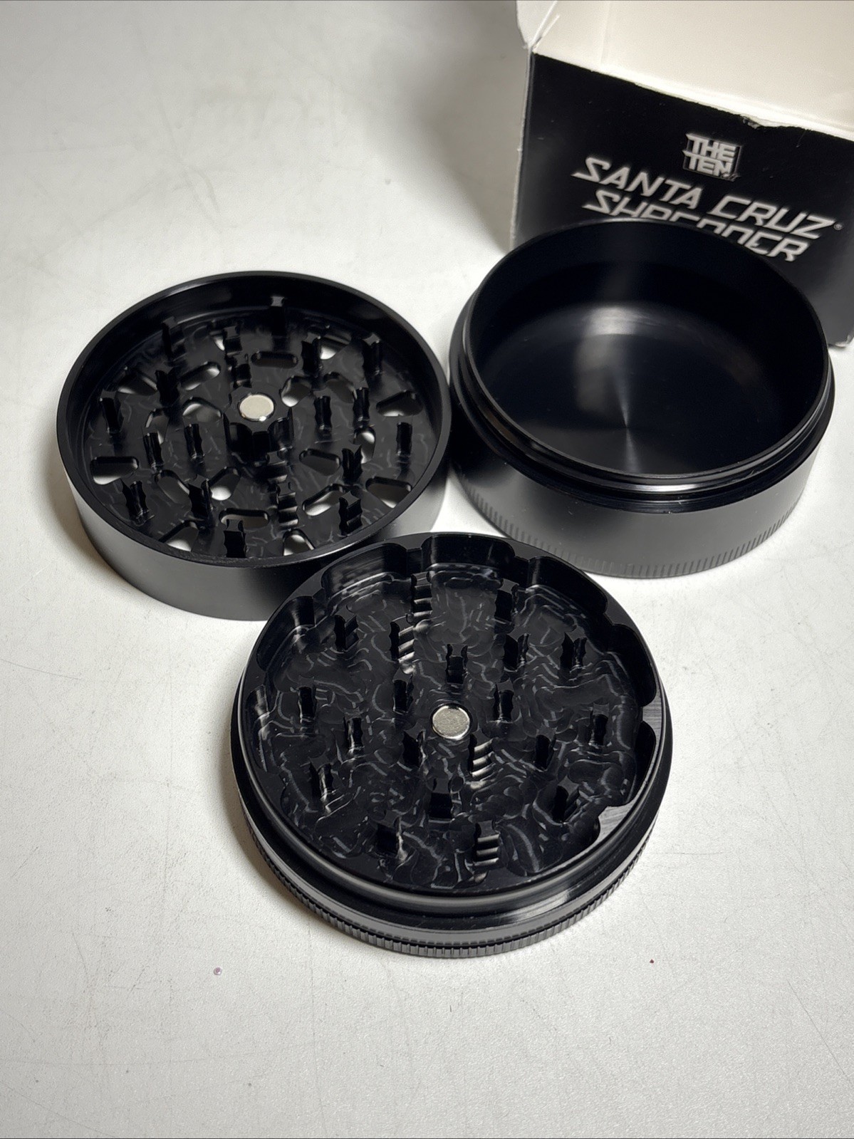 Santa Cruz Shredder x Zushi 3-Piece Large Grinder – 2.75" – The Ten Co Collab A