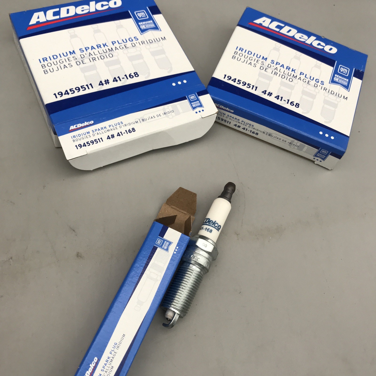 Set Of 8 Genuine GM Spark Plug 19459511 41-168 Brand New