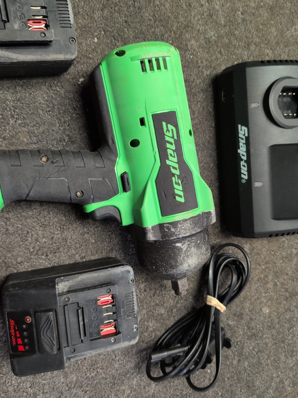 Snap-on 18V CT9050G 18 V 1/2" Drive Impact Wrench with 2 Batteries And charger