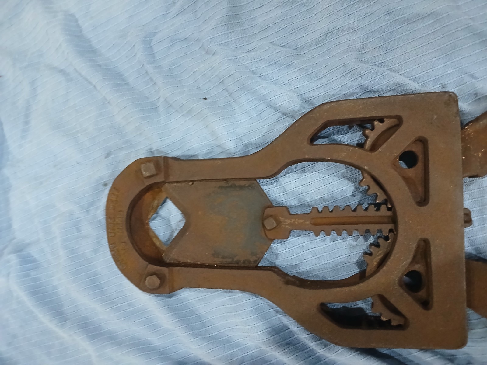 Vintage Cast Iron Bull Cattle Dehorning Horn Cutter