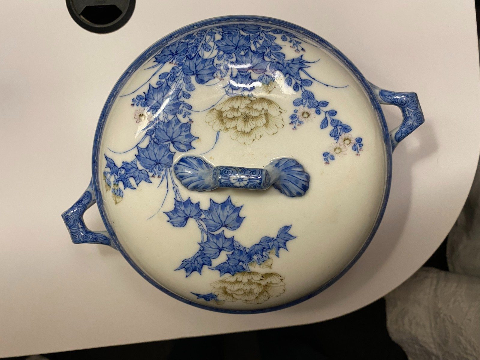 Vintage early 1900s blue white 2-handled 4-footed soup tureen w/ lid