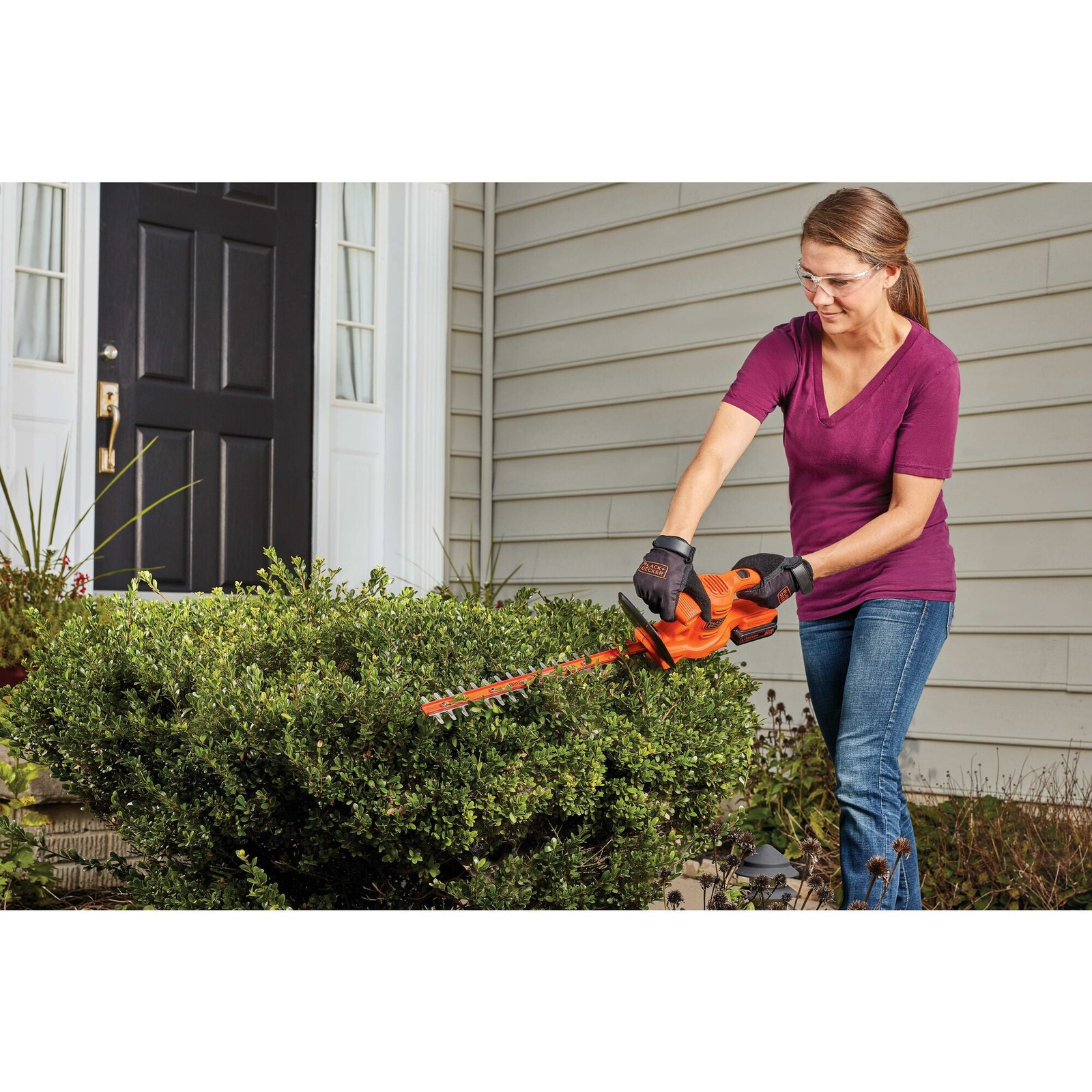BLACK+DECKER 20V MAX* Cordless Hedge Trimmer - LHT218C1