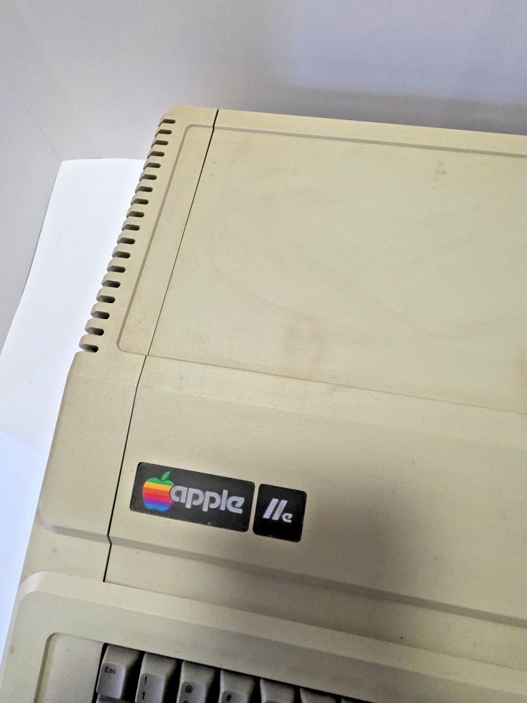 Apple IIe A2S2064 Vintage Personal Computer FOR Parts Or Repair - powers on