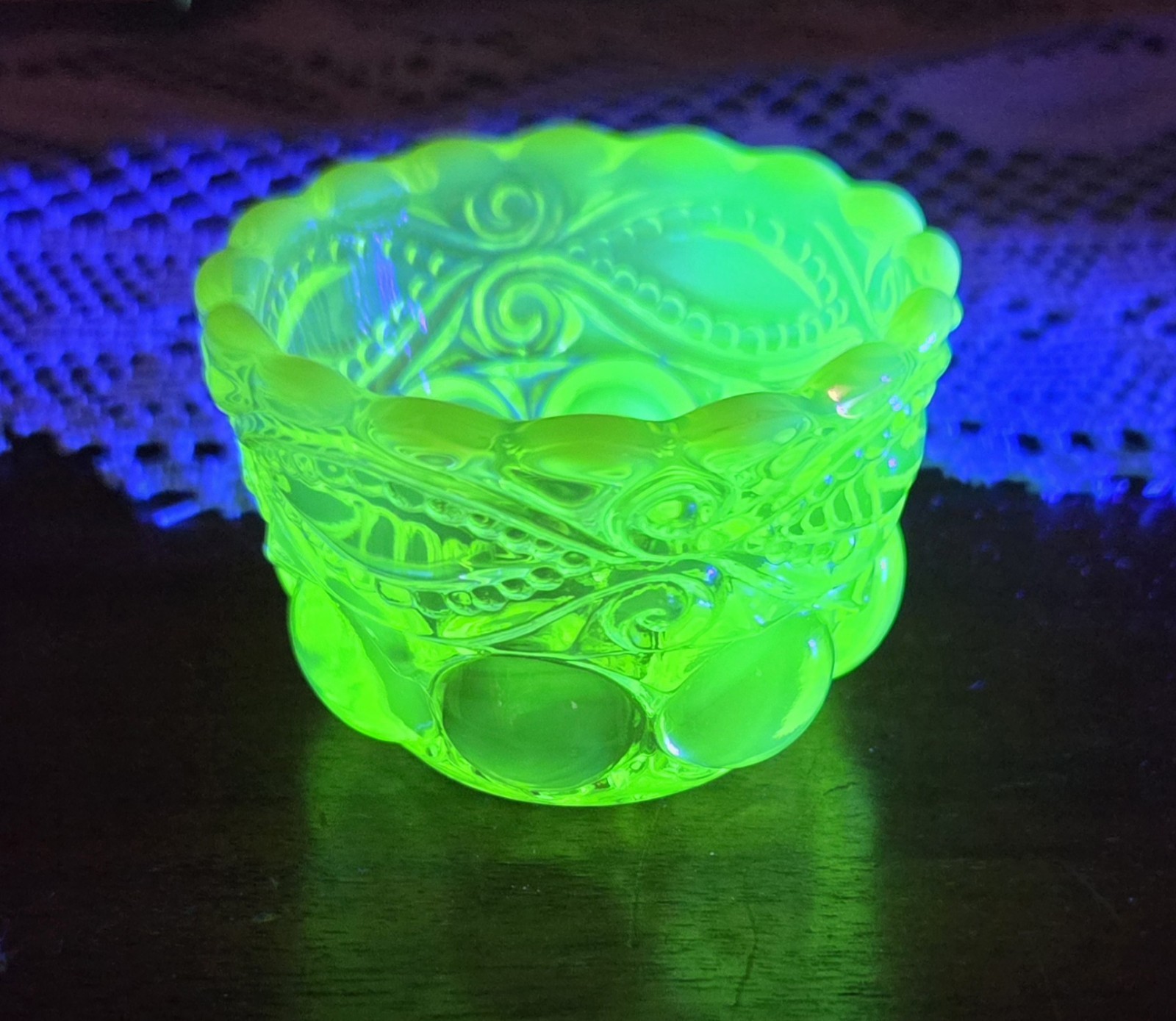 Mosser Opalescent Vaseline Yellow Eye Winker Salt Cellar~Rare Find~GLOWS~