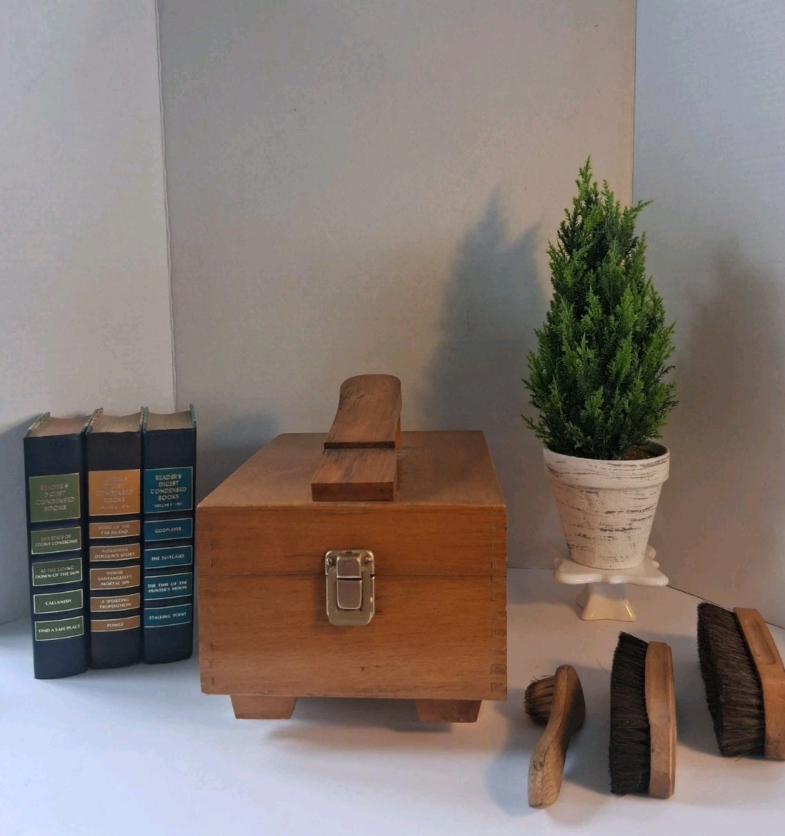 Vtg 1960's Shoe Shine Valet; Brush Kit Includ.; Dove Tail Wood Detail; EUC/Mint!