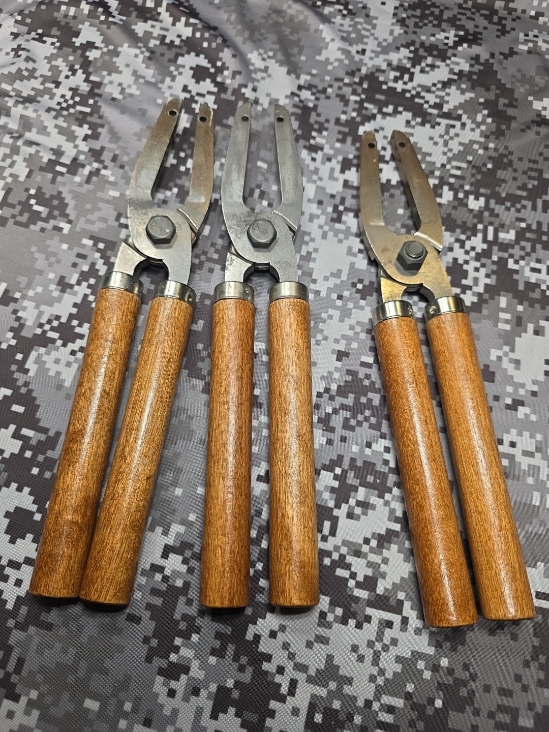 1 SET OF LEE 6 CAVITY BULLET MOULD HANDLES LEAD MOULD HANDLE ONE HANDLE