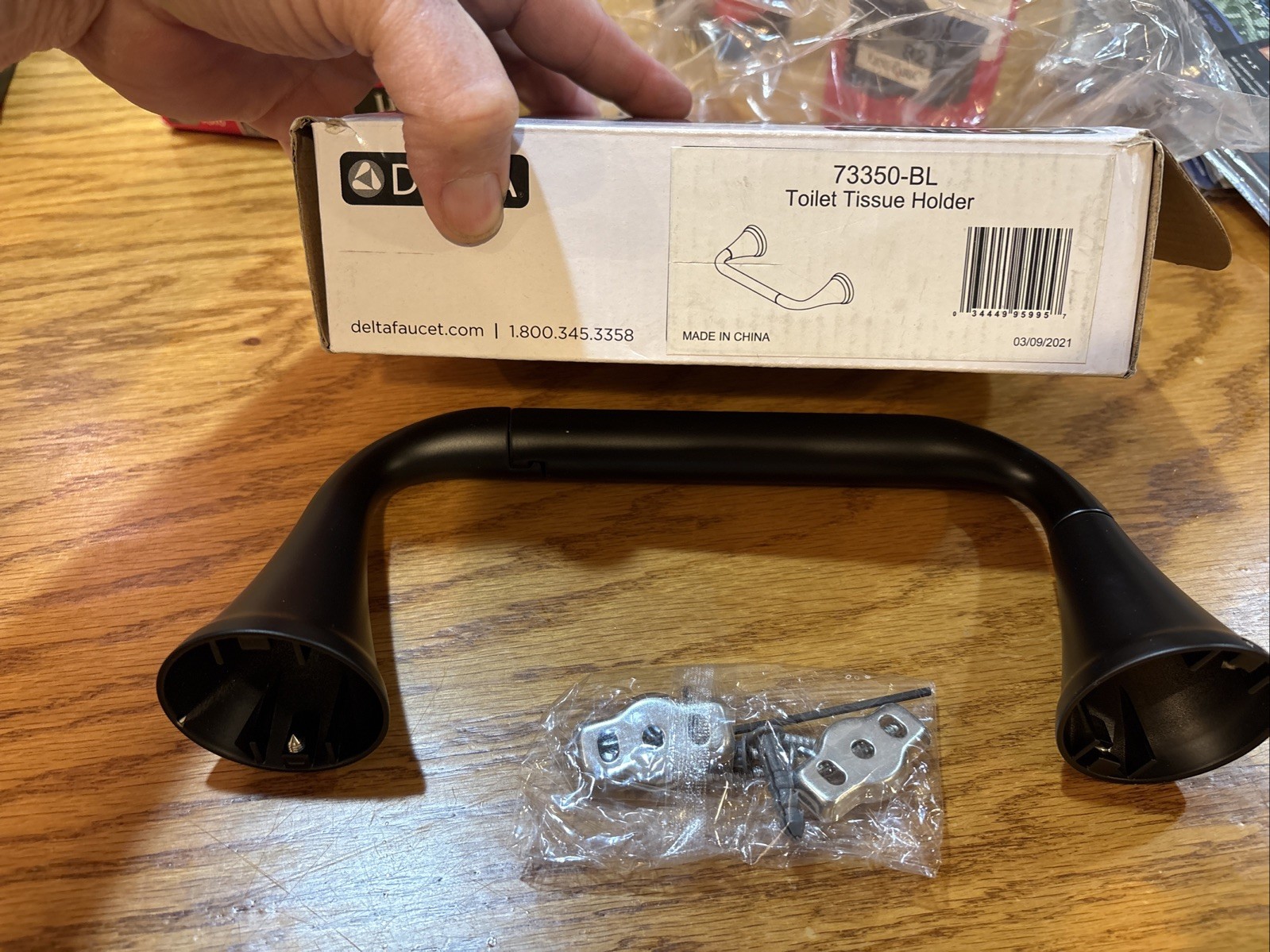 Delta 73350-BL Kayra Wall Mounted Pivoting Toilet Paper Holder, Matte Black.