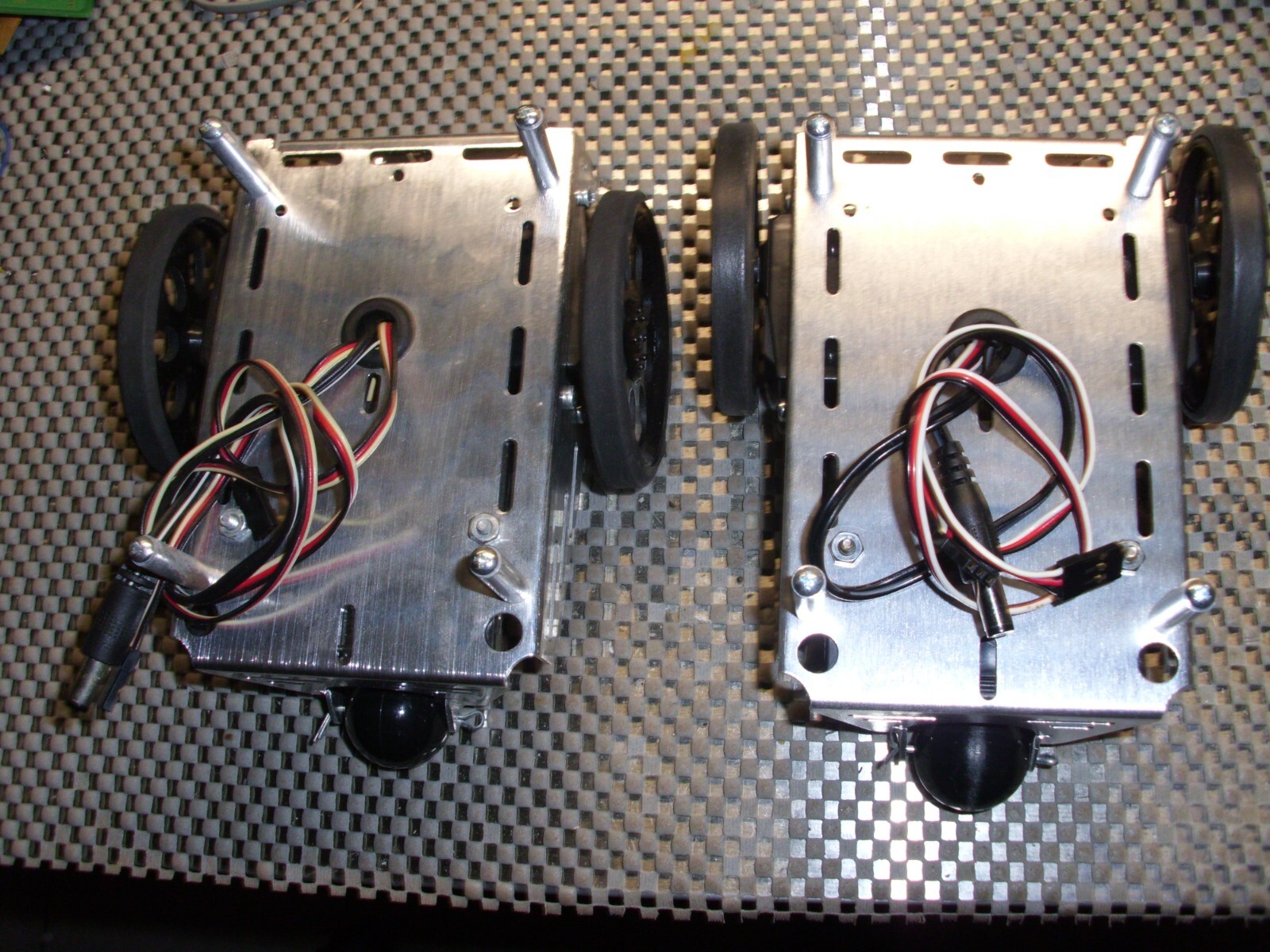 Robot car Chasis Boe Bot, with servos(parallax) and battery holder (One Piece)