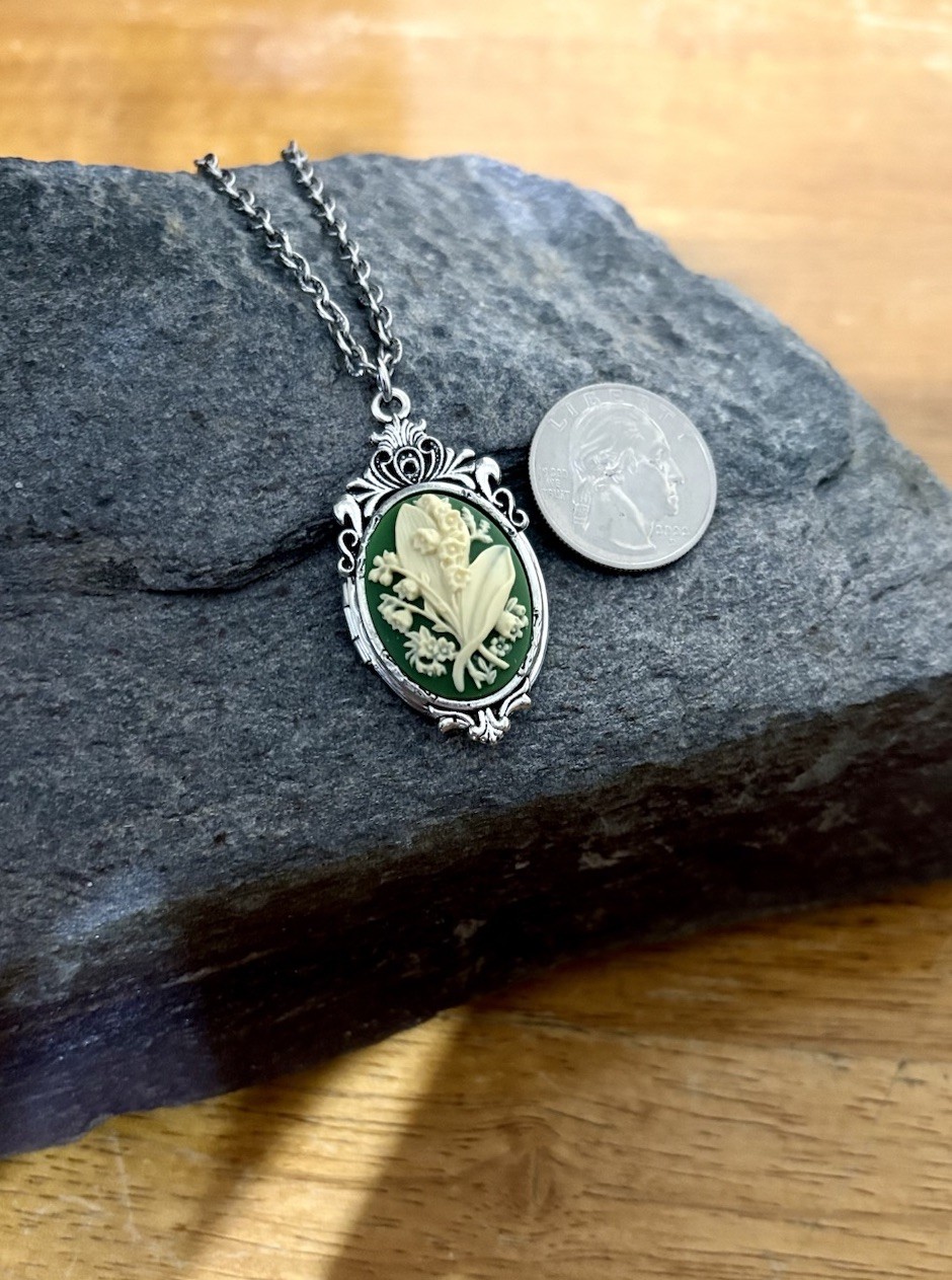 Green Lily of the Valley Cameo HIDDEN LOCKET Necklace Vtg Pillbox Stash Pendant