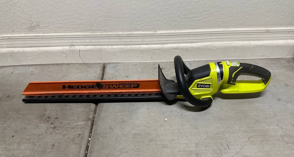 Ryobi 18V ONE+ P2606VNM Brushless 22" Cordless Hedge Trimmer w/ Battery &Charger