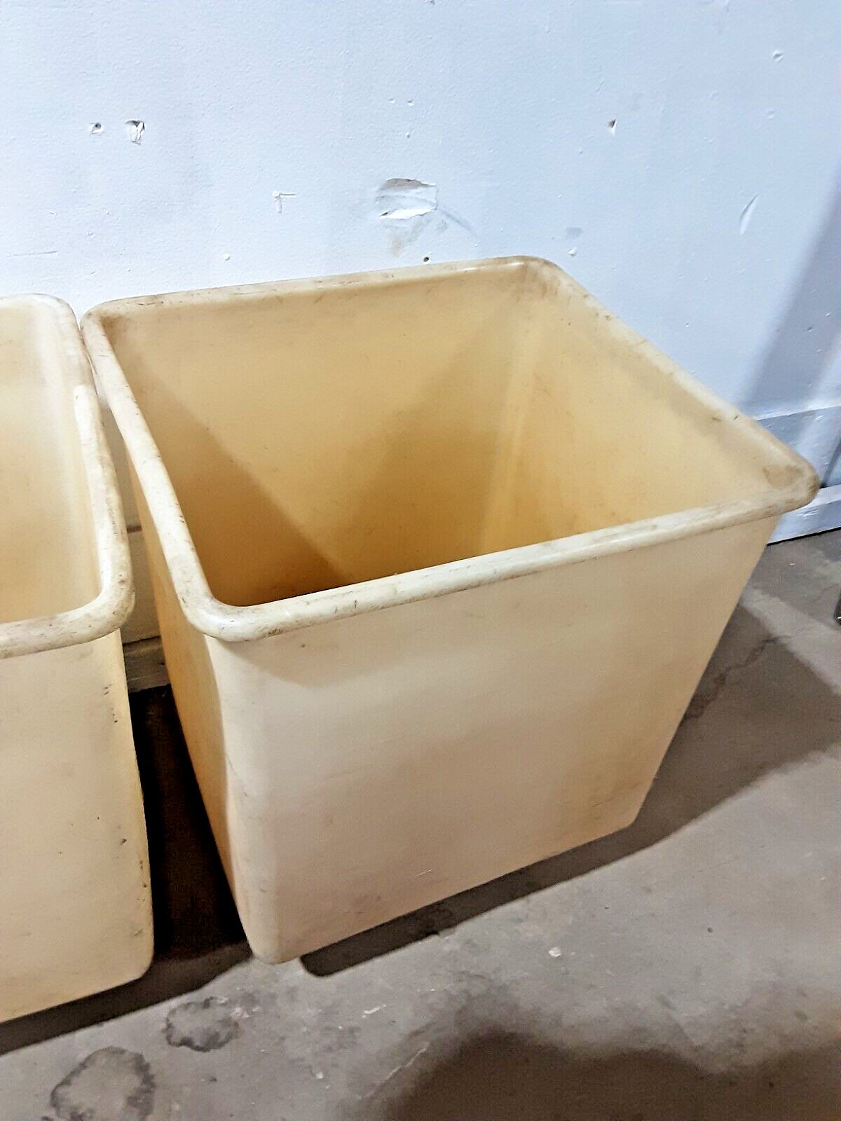 LOT OF 4 RUBBERMAID H.D COMMERCIAL INGREDIENT BINS ON CASTERS