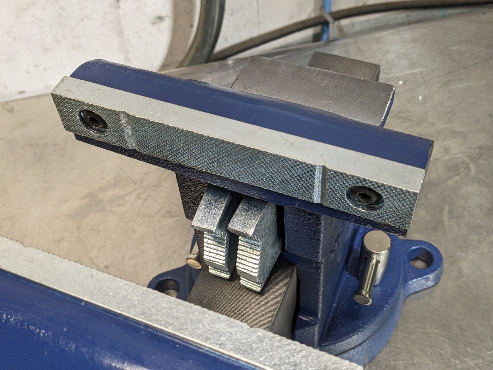 Yost Tradesman Bench Vise w/ Swivel Base and Pipe Jaws 6-1/2" Jaw Width 56398