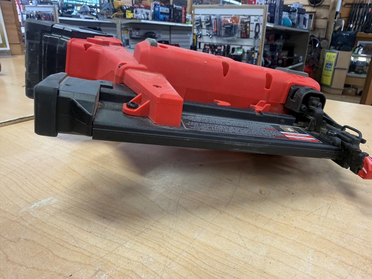 MILWAUKEE 2746-20 18GA BRAD NAILER W/ XC 5.0AH BATTERY BUNDLE (ECP018658)