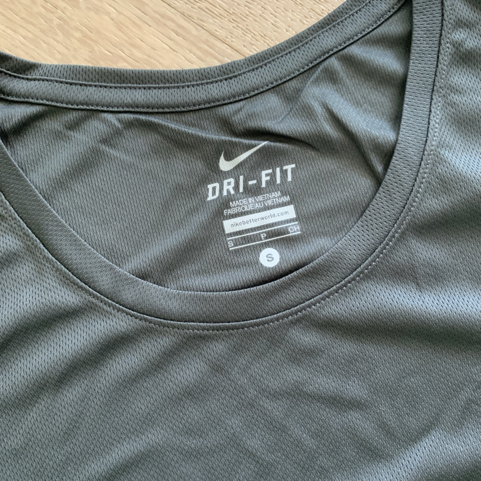 Nike Dri Fit Training Short Sleeve Shirt Womens Sz Small 573892-060 Dark Gray