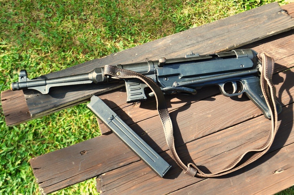 Non-Firing Denix Replica German MP40 Submachine Gun - Schmeisser - MP 40 - WWII