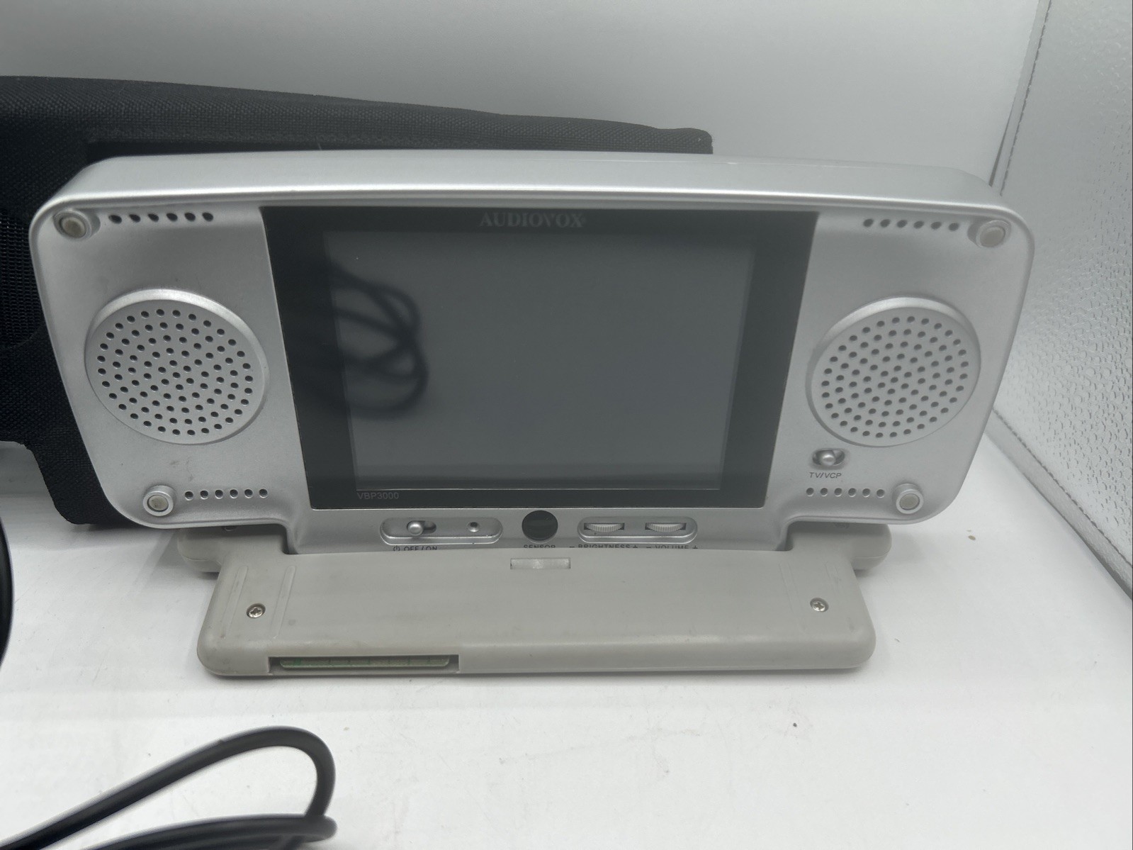 AUDIOVOX 5.6 " LCD Detachable Monitor VBP3000 with Case & S-video Hookup