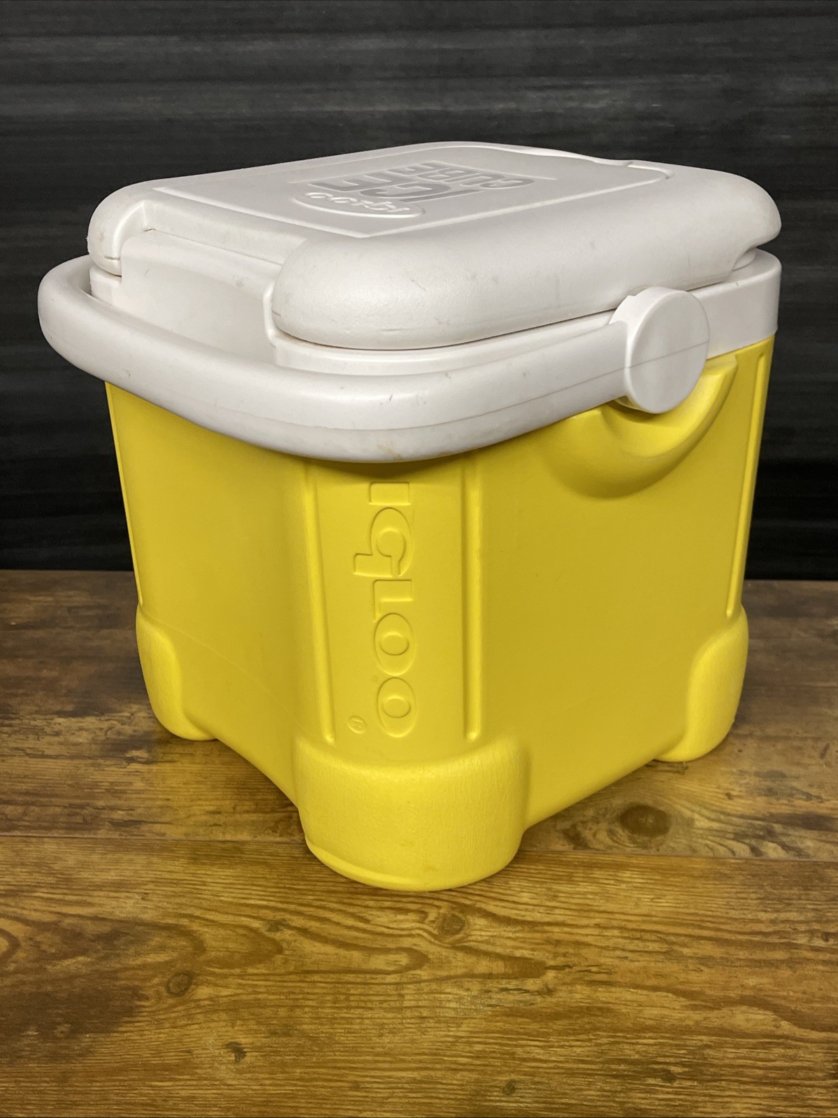 Igloo SHITI EMBLEM Ice Cube Yellow & White Cooler 12qt ~ 14 Cans