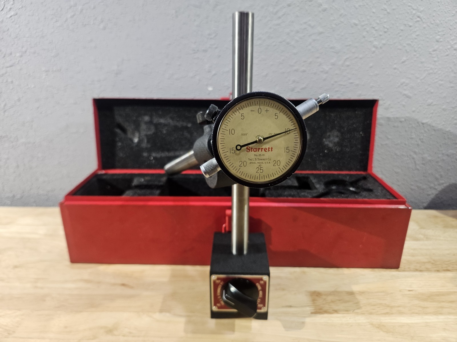 Starrett No. 659 HEAVY DUTY magnetic base with No. 25-131 dial indicator