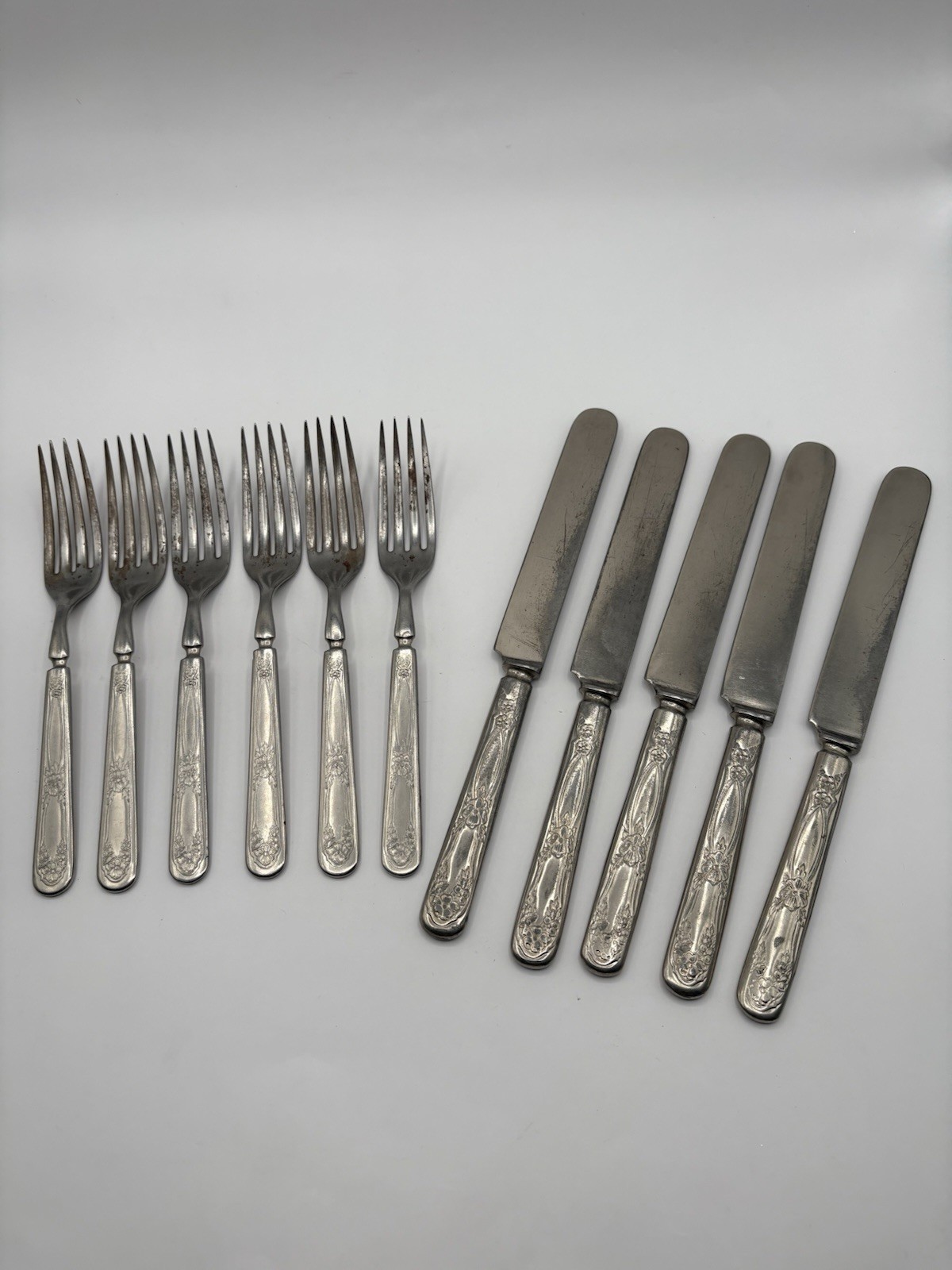 Vintage Silverplate Triple Rose Unbranded Knive And Fork Set READ