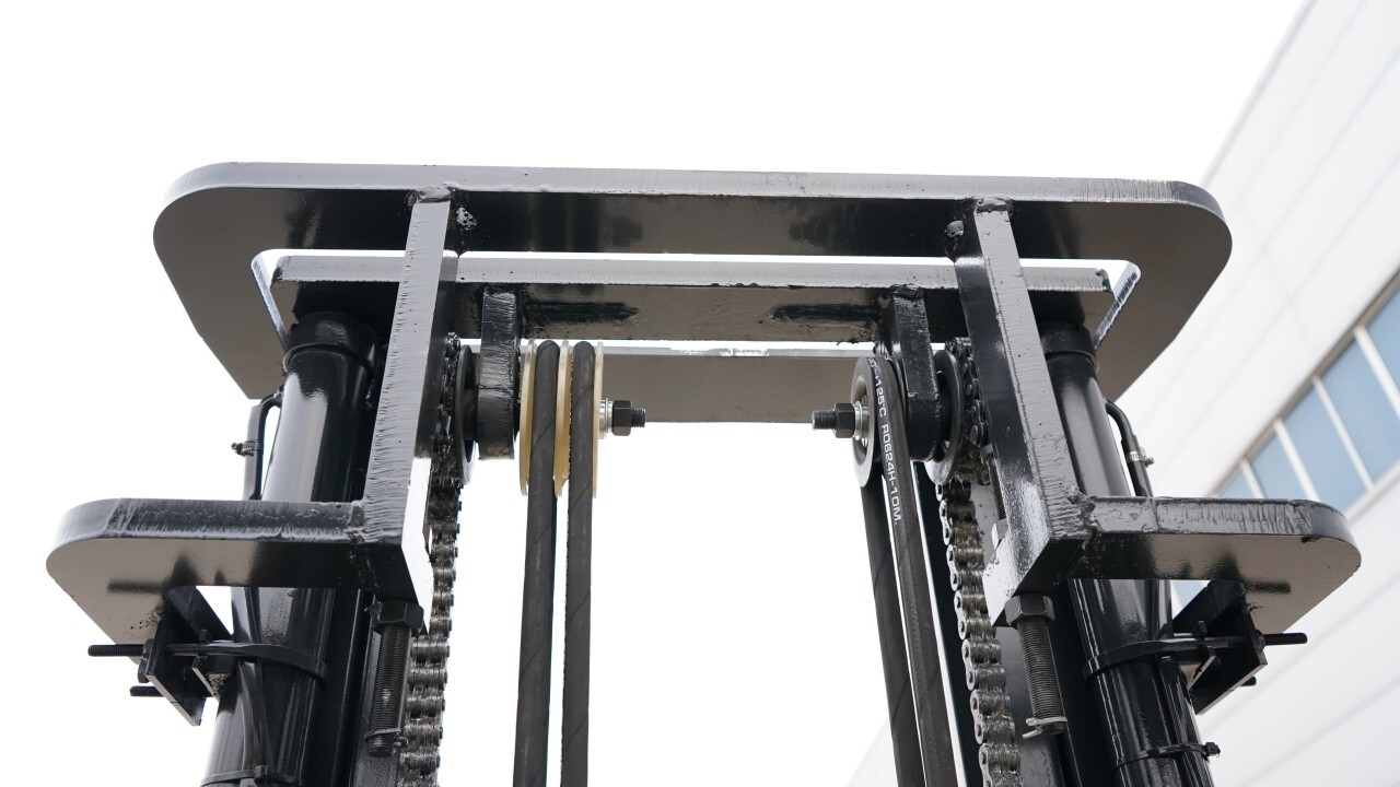 New 2.5 Ton Capacity TYPHON Electric Forklift w 70Ah Charger Lead-acid battery