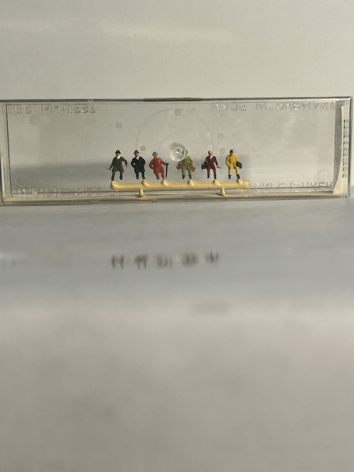 N Scale Figures Preiser & Merten.Fisherman, Dock Workers, and Men Sitting