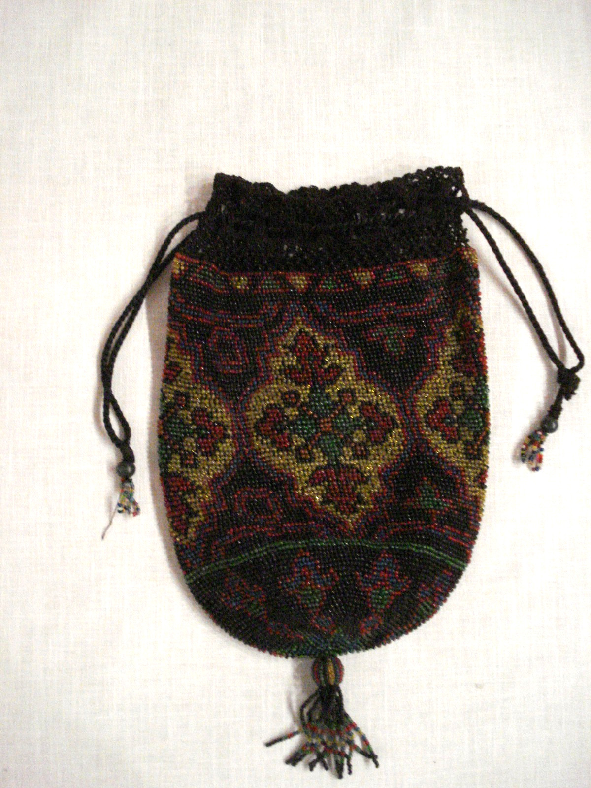 VTG ANTIQUE MULTICOLOR GLASS BEADED FLORAL CREST & CROCHET DRAWSTRING POUCH BAG