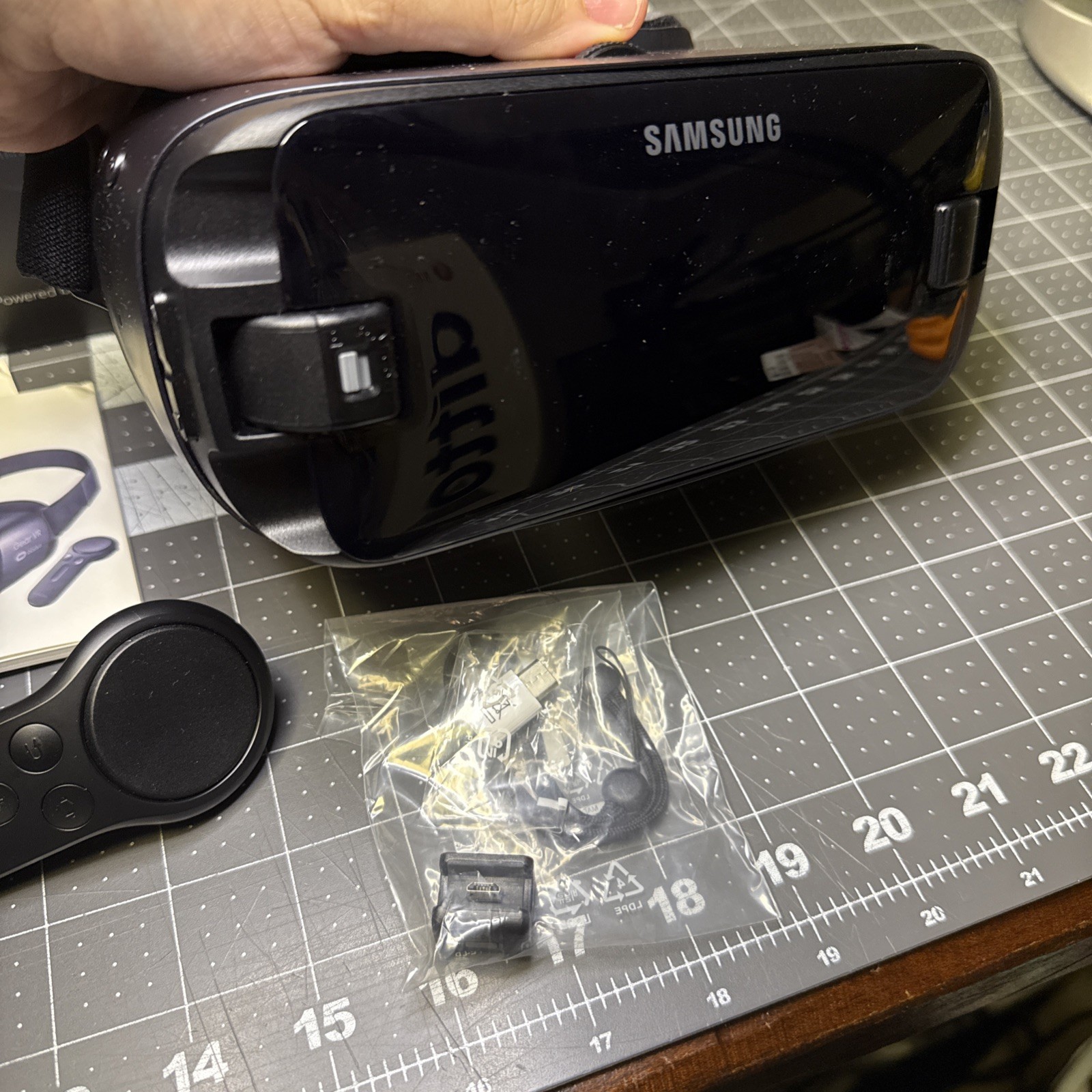 Samsung Gear VR Oculus with Controller SM-R324NZAAXAR Virtual Reality
