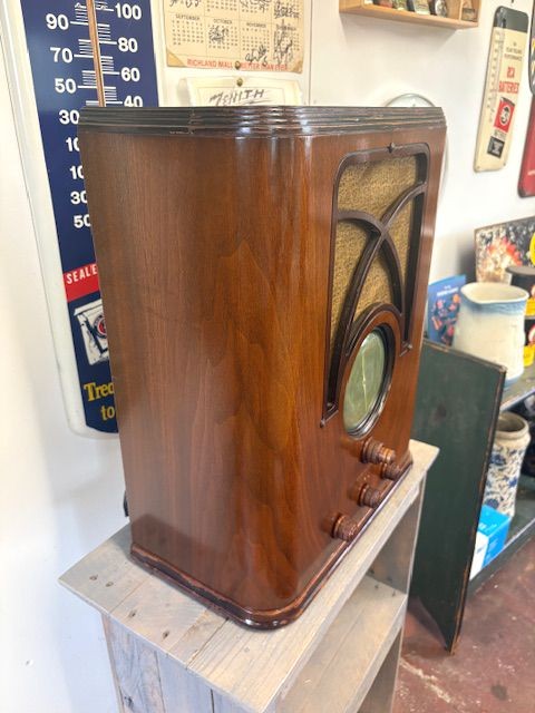 American Bosch 565 Tombstone Radio