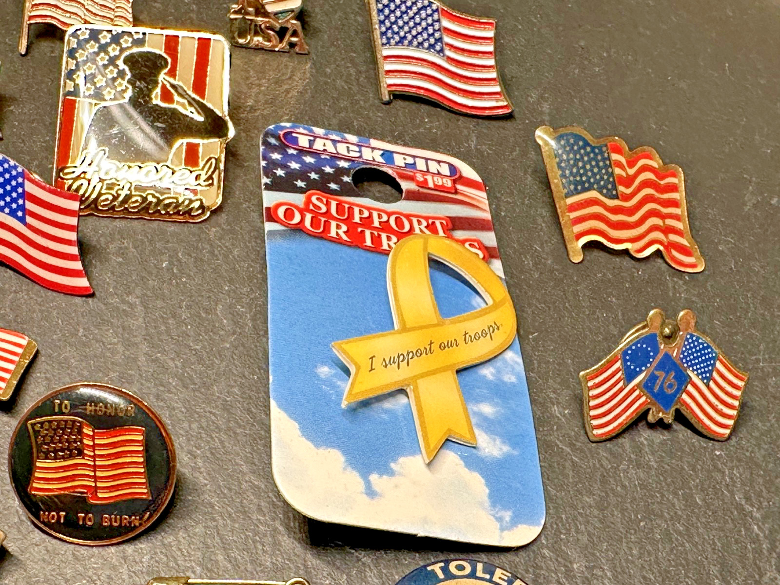 LOT OF 35+ VINTAGE USA PATRIOTIC PINS : FLAGS, VETERANS, '76, MORE I127