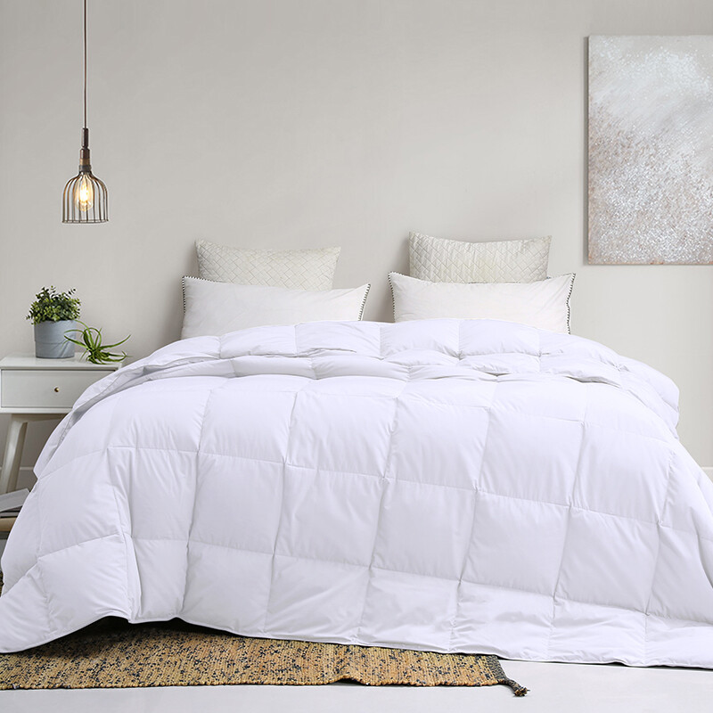 SNOWMAN Ultra Soft Lightweight King Size Goose Feather Down Comforter 100%Cotton