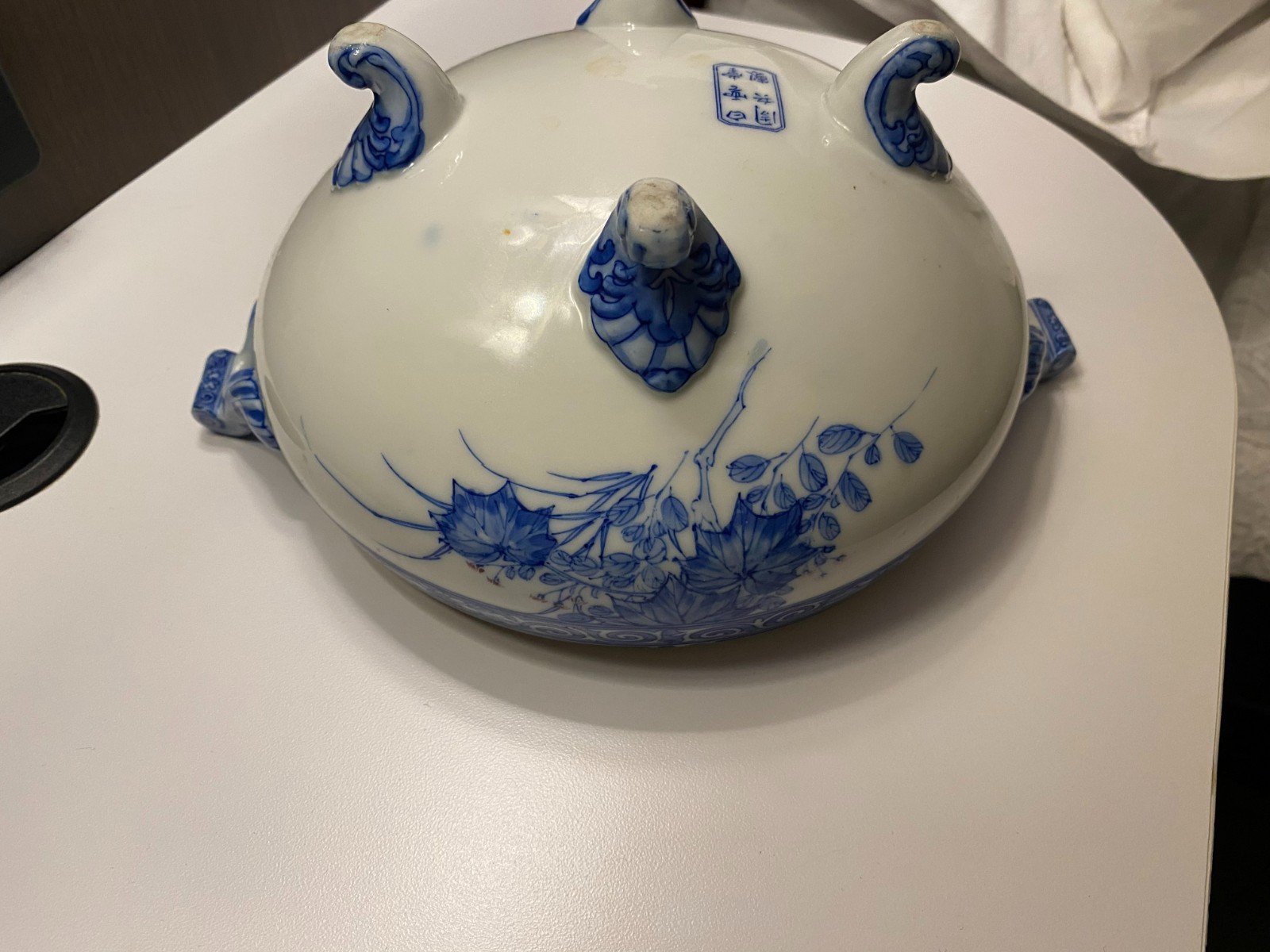 Vintage early 1900s blue white 2-handled 4-footed soup tureen w/ lid