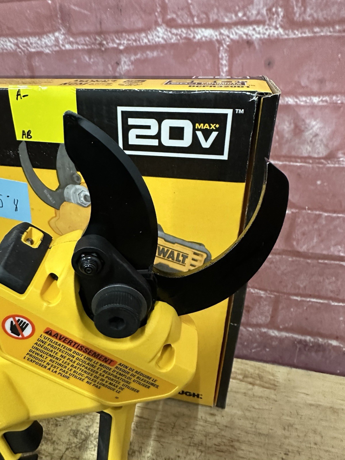 DeWALT 20V MAX Cordless Multi Use Pruner Kit W/ Battery & Charger DCPR320D1 Used