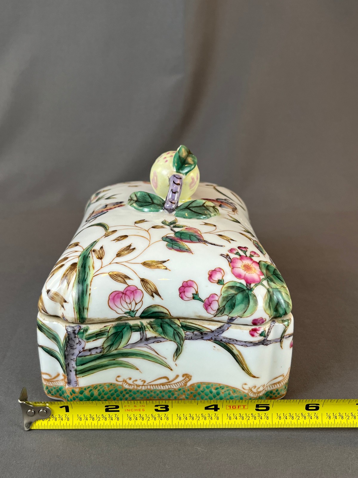 Hua Rong Tang Zhi Porcelain Hand-Painted 8" Lidded Box w/Pomegrante Finial: MINT