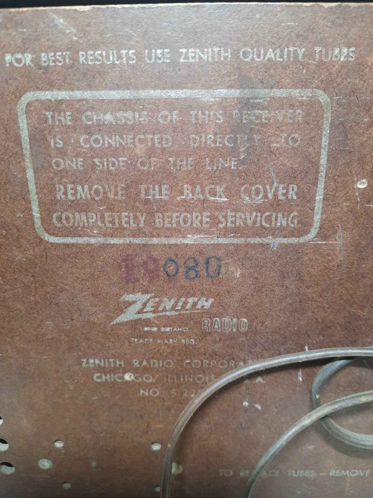 Vintage ZENITH white bakelite radio, model S-22922- AM/FM- turns on / Parts