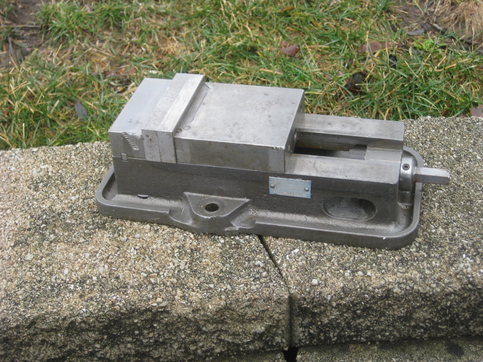 KURT ANGLOCK 4" MILLING MACHINE VISE - #D40