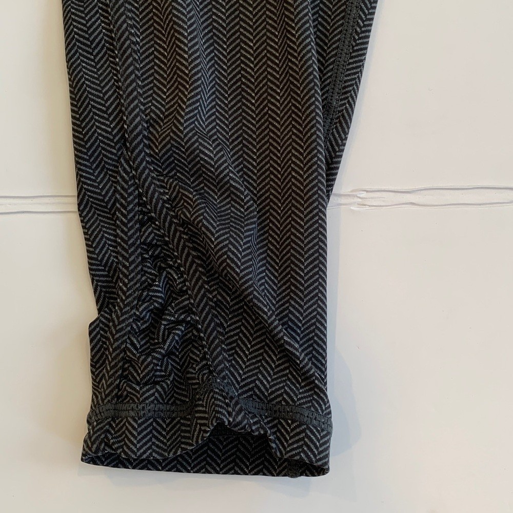 Women’s XL Extra Large Black and Gray Herringbone Print Cropped Leggings