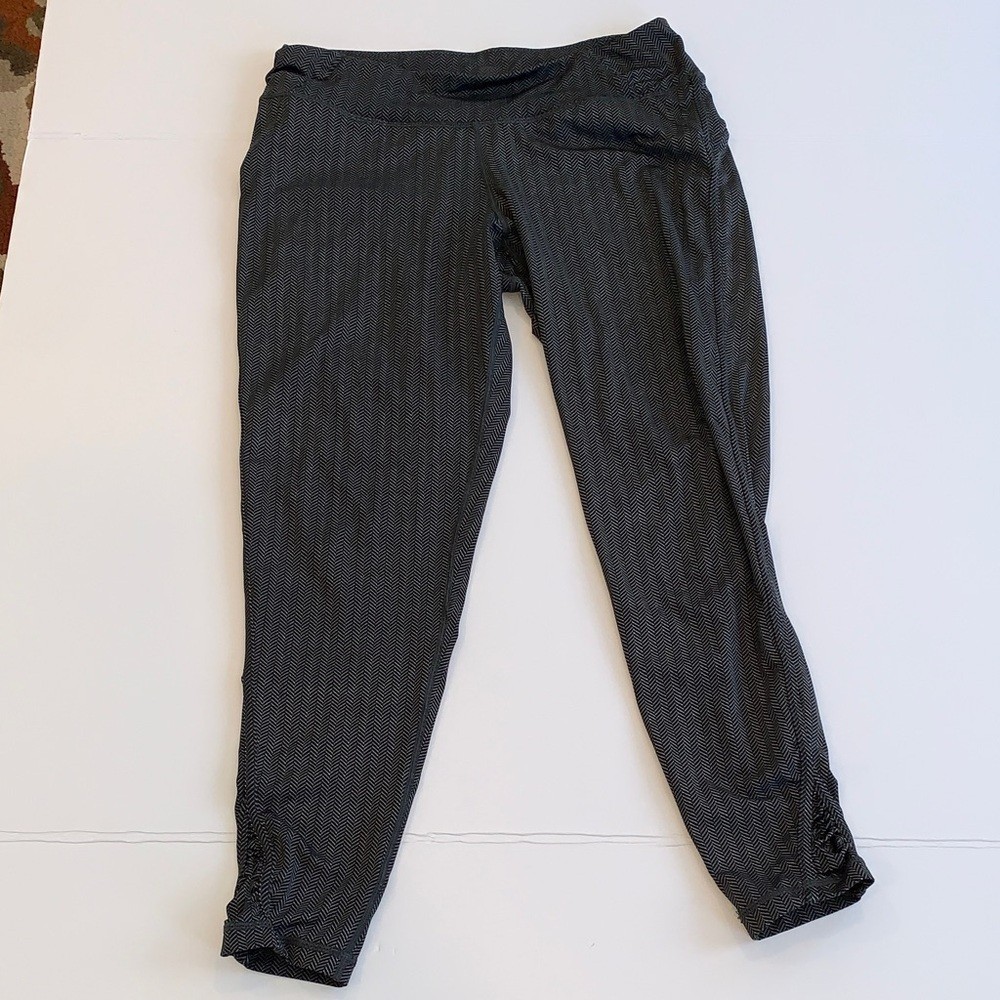 Women’s XL Extra Large Black and Gray Herringbone Print Cropped Leggings