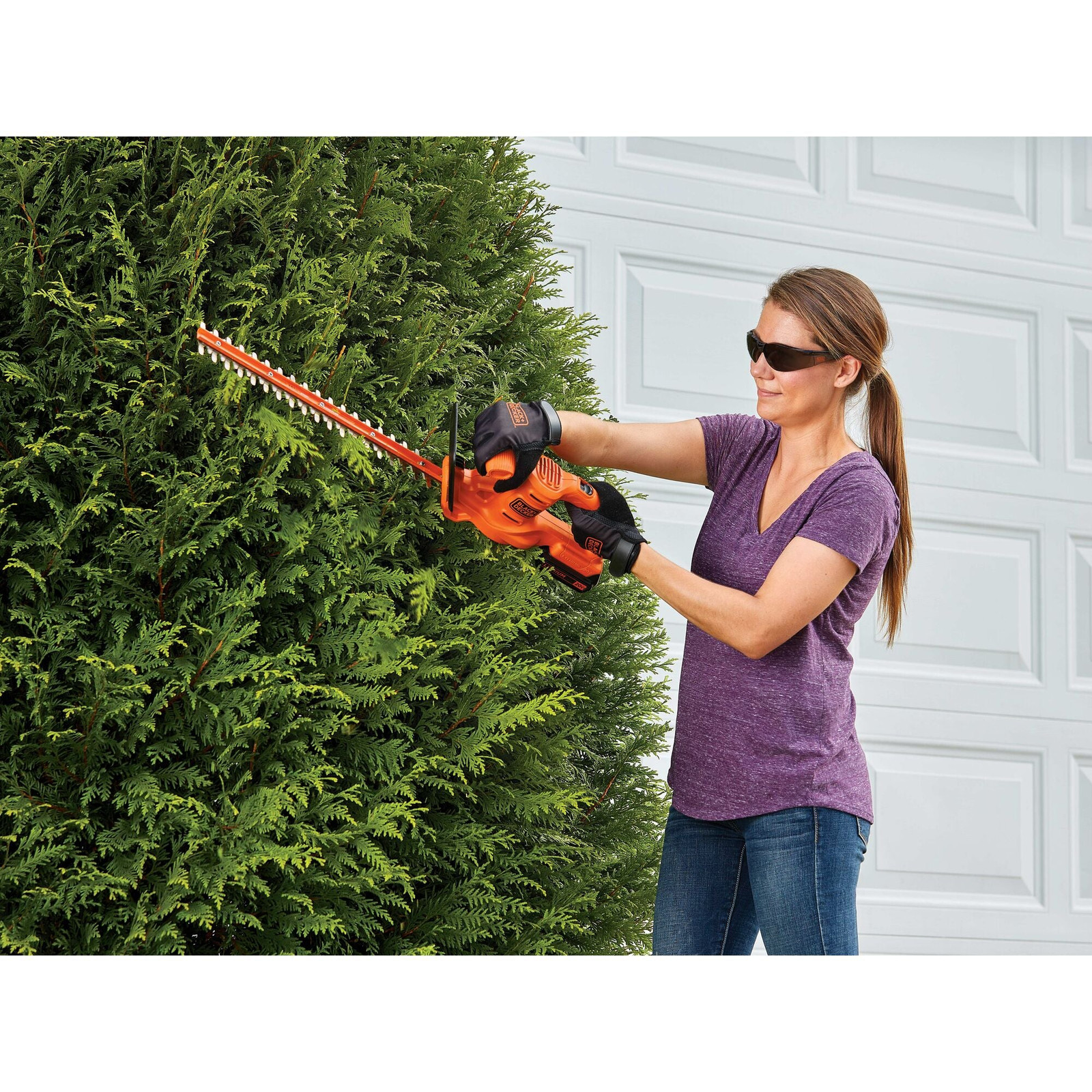 BLACK+DECKER 20V MAX* Cordless Hedge Trimmer - LHT218C1