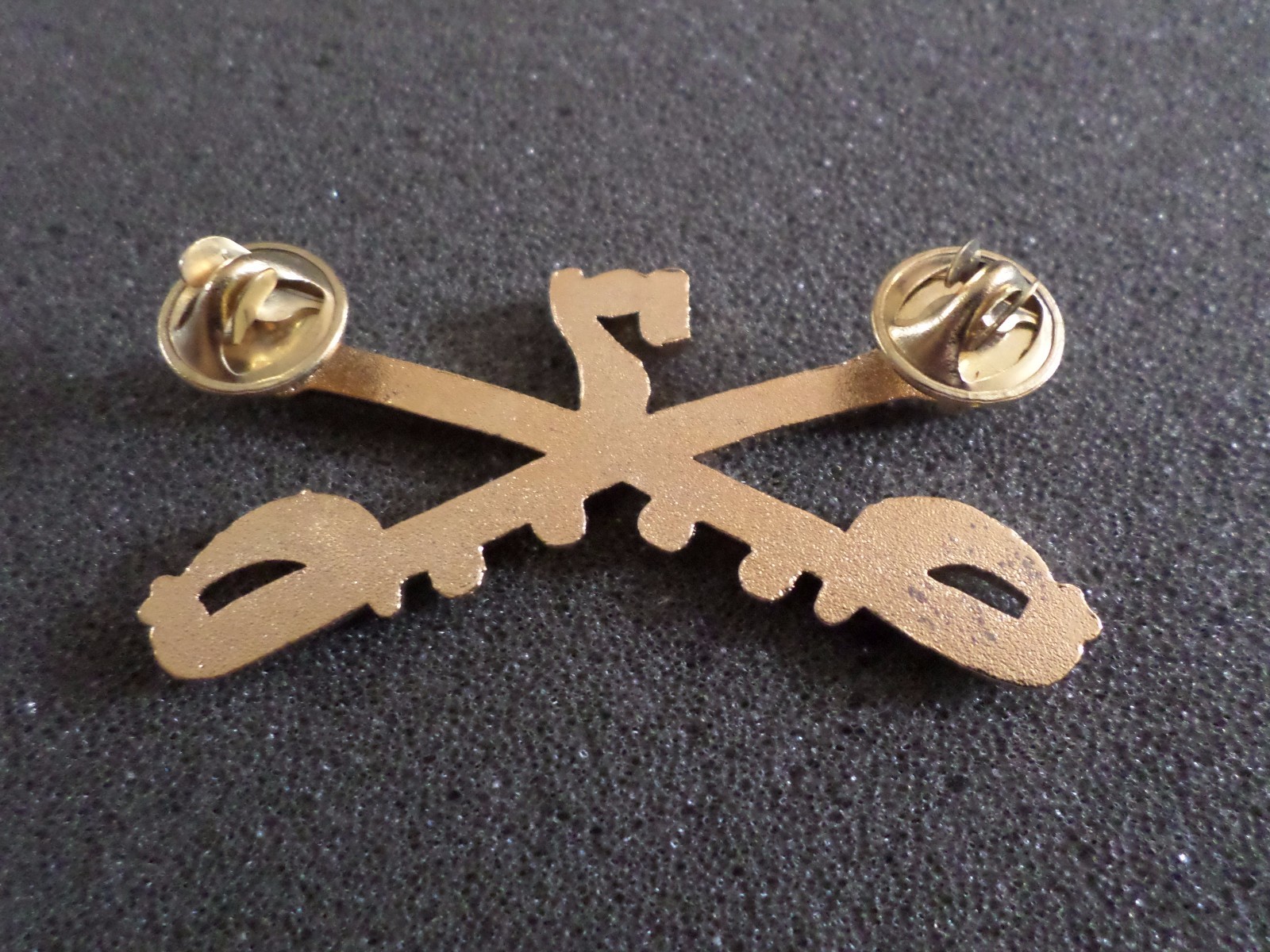 U.S MILITARY 7th CAVALRY METAL HAT BADGE PIN CROSSED SABERS SWORDS GEORGE CUSTER