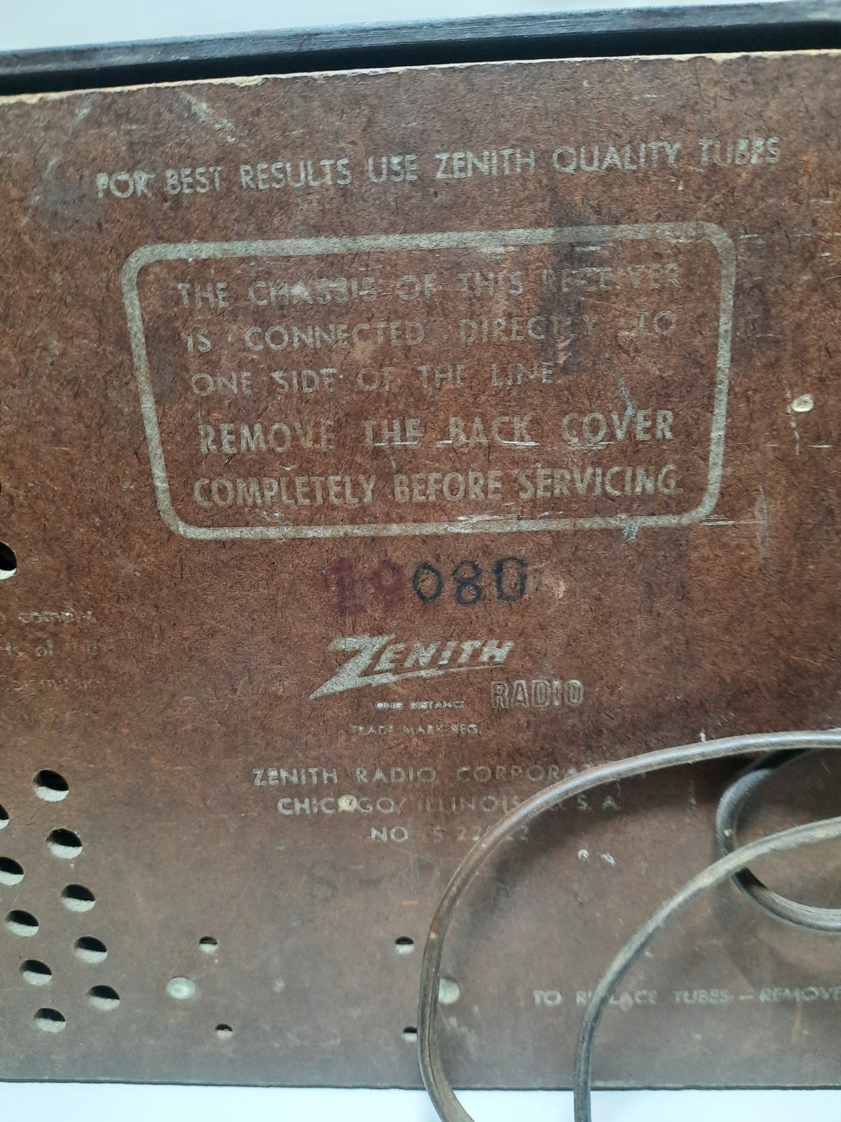 Vintage ZENITH white bakelite radio, model S-22922- AM/FM- turns on / Parts